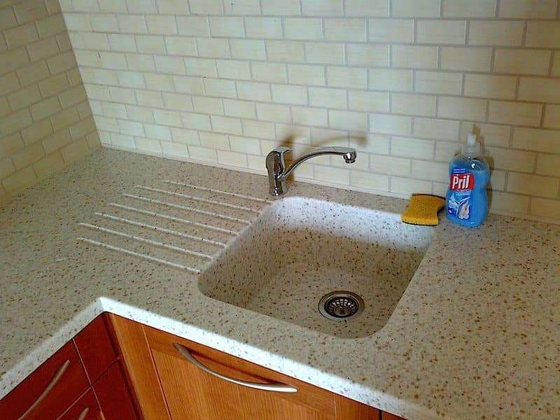 Установка раковины из искусственного камня на кухне Установка раковины из искусственного камня на кухне